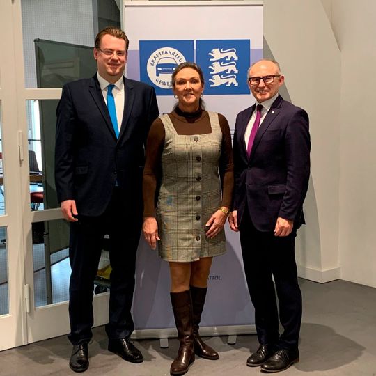 Hauptgeschäftsführer Carsten Beuß (von links), Birgit Leicht (Landespressesprecherin) und Michael Ziegler als Präsident legten die Zahlen Kfz-Gewerbe Baden-Württemberg vor. Hauptgeschäftsführer Carsten Beuß (von links), Birgit Leicht (Landespressesprecherin) und Michael Ziegler als Präsident legten die Zahlen Kfz-Gewerbe Baden-Württemberg vor.