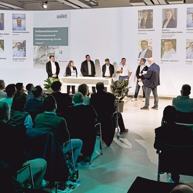 Schadensteuerung ja oder nein – darum ging es in einer Podiumsdiskussion bei den Würzburger Karosserie- und Schadenstagen. Es diskutierten: (v. l.) Thomas Aukamm (ZKF), Dimitra Theocharidou-Shns (SPN), Christian Eis­necker (Eisi GmbH), Thorsten Stünkel (HUK Coburg), Sergej Wasiljew (Fix Auto Weilburg) und Reinhard Beyer (Auto Beyer; BVdP) mit Konrad Wenz. (Bild: Stefan Bausewein)