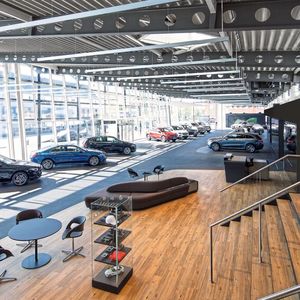 Das Stammhaus des Autohauses Kunzmann in Aschaffenburg hat im Inneren ein völlig neues Erscheinungsbild bekommen.(Bild:  Kunzmann)