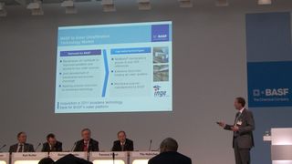 Dr. Tilo Habicher, Integration Inge watertechnologies, zeigte auf der gestrigen Forschungspressekonferenz von BASF, wie Kunststoff-Membranen Keime, Bakterien und sogar Viren aus dem Wasser filtern können.  (Bild: Process/Tobias Hüser)