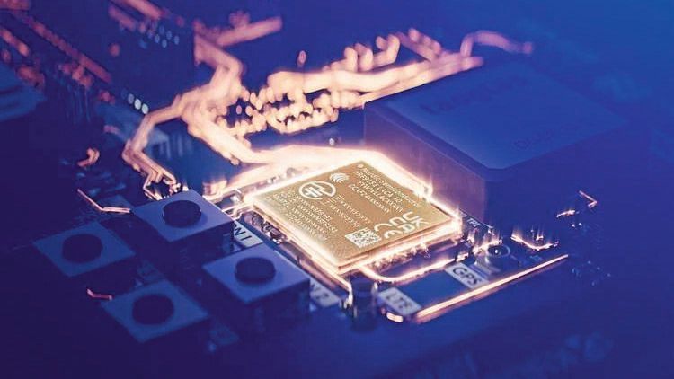Der Low-Power-Chip nRF9151 von Nordic Semiconductor (Pressefoto). Der Wireless- und IoT-Connectivity-Spezialist hat angekündigt, 8 Prozent seiner aktuellen Belegschaft abzubauen.(Bild:  Nordic Semiconductor)