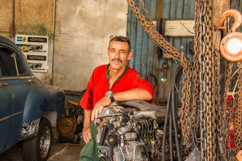 Horge Hernandez ist gelernter Automechaniker – oder besser: automobiler Improvisationskünstler – wie sein Vater, der alten US-Limousinen vom Typ Impala, Bel Air oder Fairlane ohne große Mittel mit viel Hingabe neuen Odem einhauchte. (press-inform)