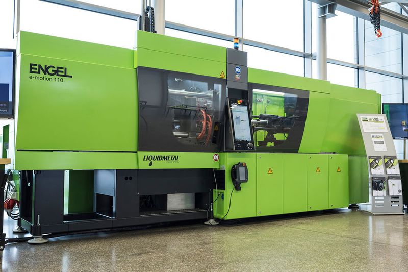 Auf einer Engel e-motion Liquidmetal Spritzgießmaschine wurden Musterteile produziert. Die Live-Demonstration stellte die Effizienz der Liquidmetal Verarbeitung sowie die erzielbare hohe Oberflächengüte der Bauteile eindrucksvoll unter Beweis. (Bild: Engel)