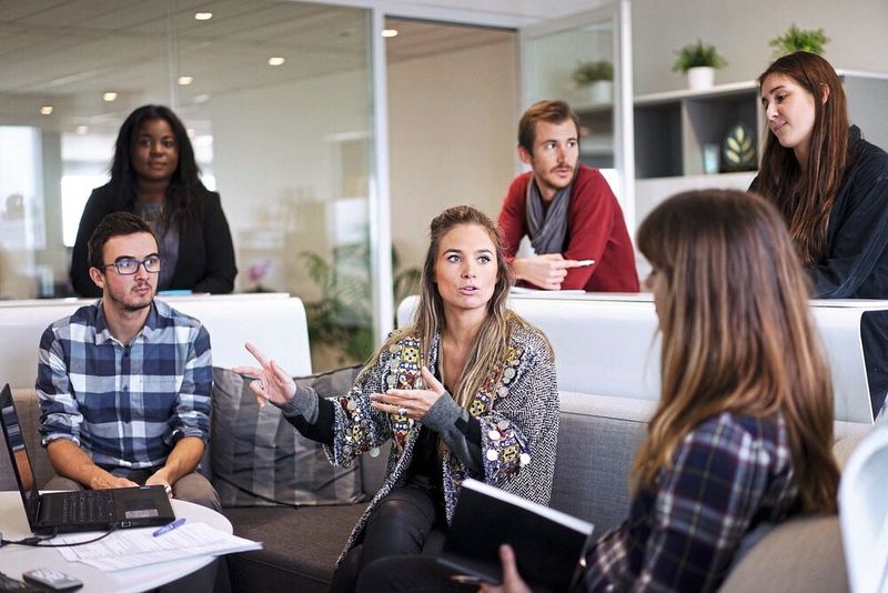 Führen in Krisenzeiten: Führungskräfte können mit einfachen Mitteln einen bedeutenden Beitrag zur Steigerung der Stimmungslage im Unternehmen leisten. (Bild: Pixabay)