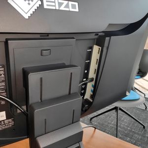 Zu den Anschlüssen zählt beim Flexscan EV3895 ein Gigabit-LAN-Port, der für angeschlossene Rechner über USB-C nutzbar ist.(Bild:  Vogel IT-Medien)