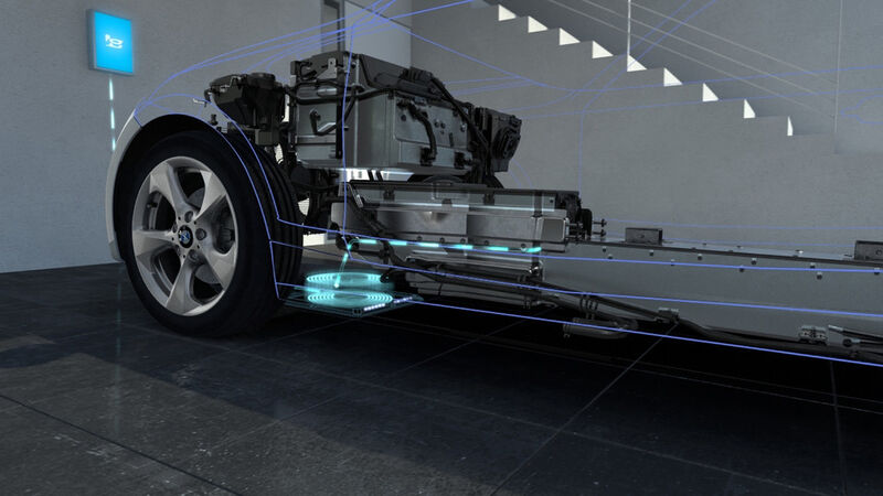 Die Automobilhersteller Daimler und BMW Group haben sich auf die gemeinsame Entwicklung und den Einsatz einer einheitlichen Technologie zum induktiven Laden von Elektroautos und Plug-in-Hybrid-Fahrzeugen verständigt. (Bild: BMW)