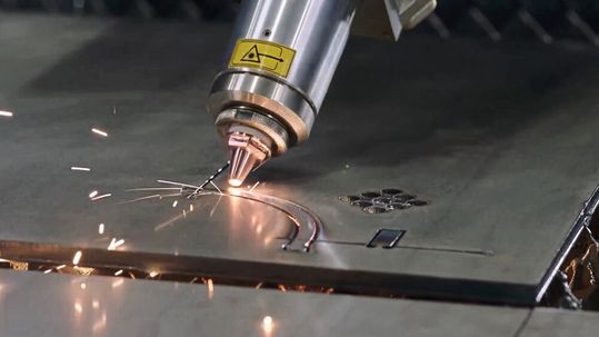 Das Bevel-U Fasenaggregat liefert auch bei höheren Materialdicken verschiedenste Fasenkonturen.(Bild:  Messer Cutting Systems)