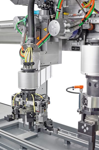 Die hochkompakte Bauform der TPM+ erlaubt eine platzsparende Integration in die Bürst- und Entgratautomaten Seckler Deburo. (Bild: Seckler)