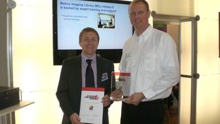 Jens Hashagen, Product Manager Software von AVT, überreicht Dwayne Crawford, Product Manager von Matrox Imaging die Mitgliedschaftsurkunde auf der VISION 2008 (Archiv: Vogel Business Media)