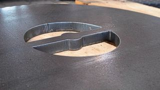 Gerade dicke Bleche entgratet und verrundet der Edge Breaker 4000 zuverlässig durch die Entgratwalze, und zwar beidseitig in einem Arbeitsgang. (Bild: Arku)