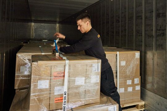 Lkw-Beladung bei Unitax mit dem begehrten Biontech/Pfizer-Vakzin: Die Sendungen stehen nach wenigen Stunden abholbereit an der für die Öffentlichkeit geheimen Versandadresse. Lkw-Beladung bei Unitax mit dem begehrten Biontech/Pfizer-Vakzin: Die Sendungen stehen nach wenigen Stunden abholbereit an der für die Öffentlichkeit geheimen Versandadresse.