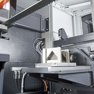 Die Bandsäge Kastowin amc verfügt über eine 180 °-Wendevorrichtung, mit der sich die Werkstücke quais Überkopf bearbeiten lassen. Das hat diverse Vorteile für Maschine und Werkzeug und Prozess.