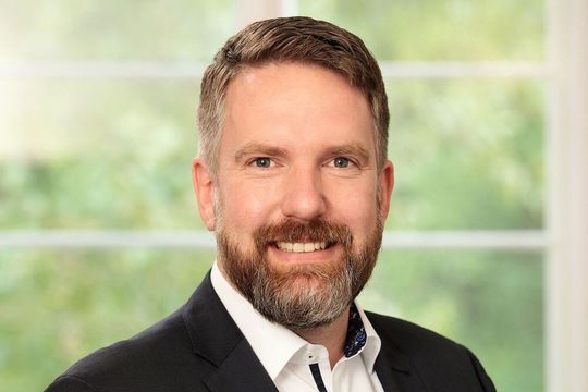 Dr. Björn Falk, Principal bei der Staufen AG, zur aktuellen Studie „Zukunft Industrie 2023“: „Bei der strukturierten Herangehensweise an das Thema Nachhaltigkeit haben viele Unternehmen der DACH-Region noch Defizite!“(Bild:  Staufen AG)