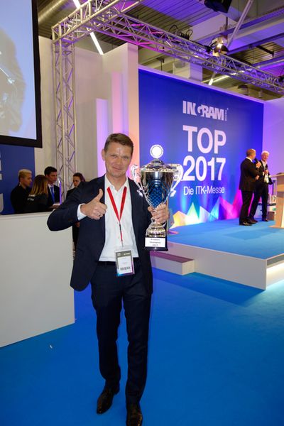 Jörg Schmidt, Toshiba, nahm stolz den Preis für die Kategorie 