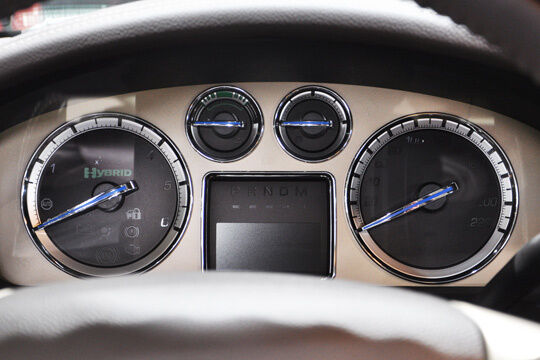 Sehr edel: Blaue Inlays in den Nadeln beim Cadillac Escalade Hybrid Platinum. (Foto: Rehberg)
