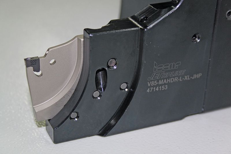 Der Zwischenhalter mit innerer Kühlmittelübergabe ist für Werkzeugrevolver mit VDI-Schnittstelle geeignet; die angepasste schlanke Ausführung erlaubt Abstechbearbeitungen nahe an der Haupt- und Gegenspindel. (Iscar)