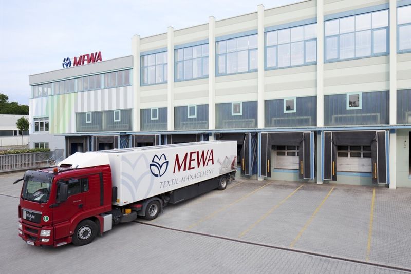 Mewa-Servicefahrer holen die verschmutzten Tücher nach ihrem Einsatz bei Kunden ab. (Bild: Mewa)