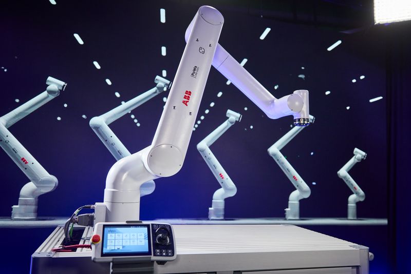 Six payload classes ranging from 7 to 30 kilograms, the longest reach, highest additional arm load, and a leading top speed of up to 5.8 m/s distinguish the new PoWa cobot family from ABB Robotics.(Image: ABB Robotics)