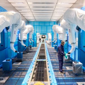 Beschäftigte reinigen die Lackierstraße im Werk. Bis Ende 2025 soll die Großserienproduktion laufen.(Bild:  BMW)