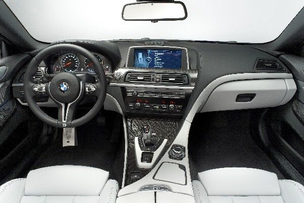 Der 560 PS starke V8-Motor mit M TwinPower-Turbo-Technologie des neuen M6 Coupés ermöglicht eine Beschleunigung von 4,2 s für den Spurt von null auf 100 km/h (Bild: BMW)