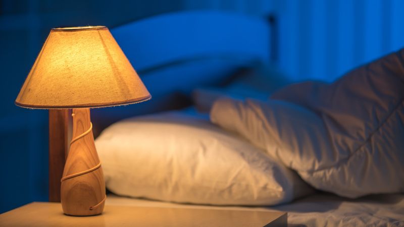 Gedimmtes Licht hilft am Abend vor dem Einschlafen.(Bild:  © realstock1 / Adobe Stock)