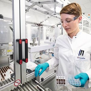 Abb.1: Robotik-Lösungen von ABB unterstützen Labormitarbeiter bei der Probenanalyse.