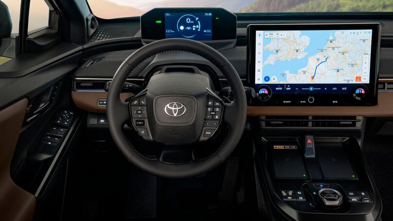 Das Herzstück ist eine neu designte Instrumententafel mit einem serienmäßigen 14-Zoll-Multimediadisplay. (Bild: Toyota)
