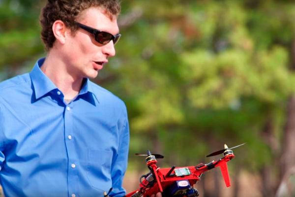 John Gerdes und sein Team. Der Armeeforscher  arbeitet an 3D-gedruckten Drohnen eng mit den U.S. Marines in Camp Lejeune, North Carolina zusammen. (Bild: David McNally, army.mil)