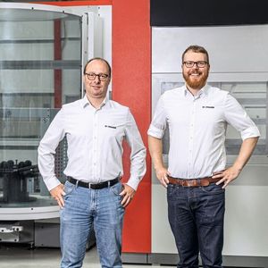 V. l.: Markus Gräf (Leiter Prozessentwicklung) und Bastian Girg (Leiter Marketing + Kommunikation) von der Werkzeugbau Siegfried Hofmann GmbH.
