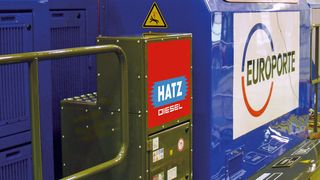 Der kleine graue Batterieladegenerator erhöht, angetrieben von einem Hatz-Dieselmotor, die Effizienz der Lok und spart Diesel. (Bild: Hatz)