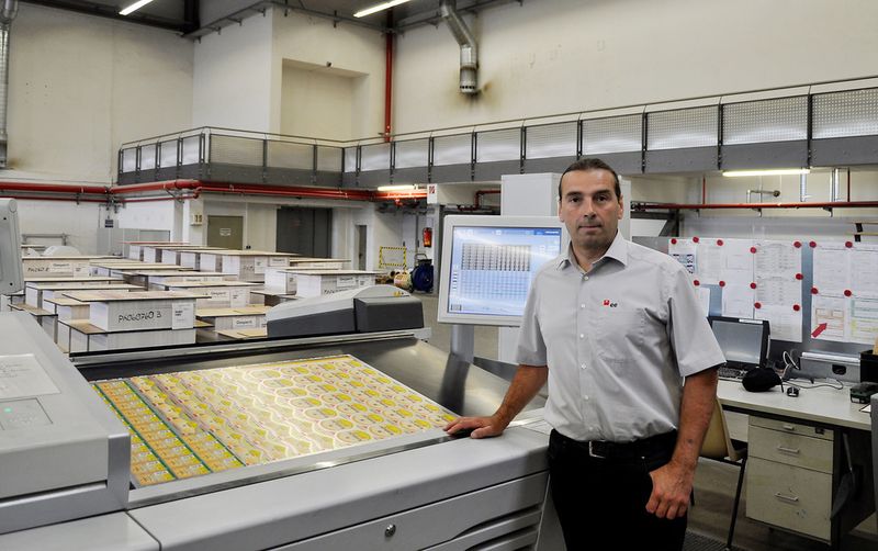 Josef Steelze, Abteilungsleiter bei Engelhadrt-Druck, kann mit Prinect Image Control das Deckweiß bei aluminiumbedampften Ettiketten automatisch messen und regeln. Das spart rund 5 bis 10 Minuten pro Auftrag. (Bild: Heidelberg)