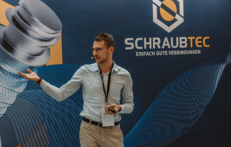 Christian Kleber von Celo präsentiert in seinem Live-Zone-Vortrag mit Powerlok eine Lösung gegen selbstlockernde Schrauben.  (Bild: Camilo Amaya)