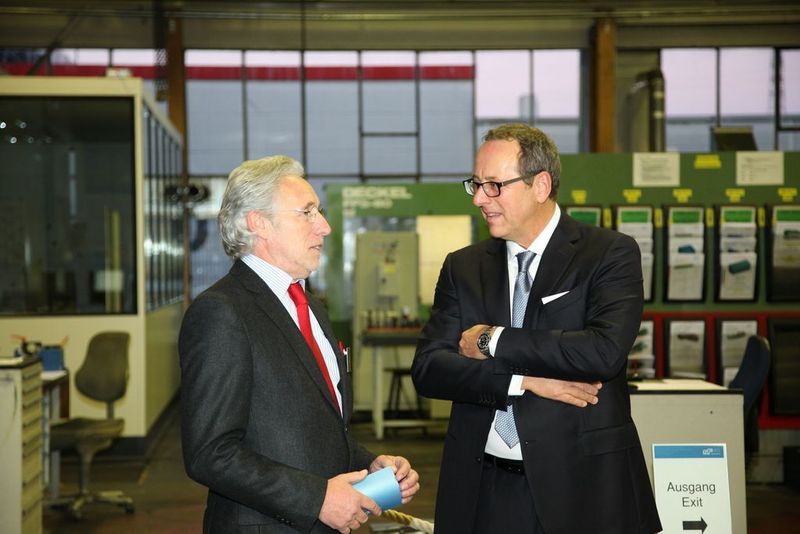 Automobil-Design als Steckenpferd: Prof. Johann Tomforde und Dr. Louis Schneider.(v.l.n.r.).  (Bild: Schneider Form)