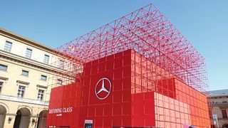 Mit Präsentationen in sogenannten Open Spaces – im Bild der Mercedes-Stand aus dem Jahr 2023 – rücken die Hersteller bei der IAA Mobility in München nahe an die Menschen heran. Doch das gefällt nicht allen. (Bild: Grimm – VCG)