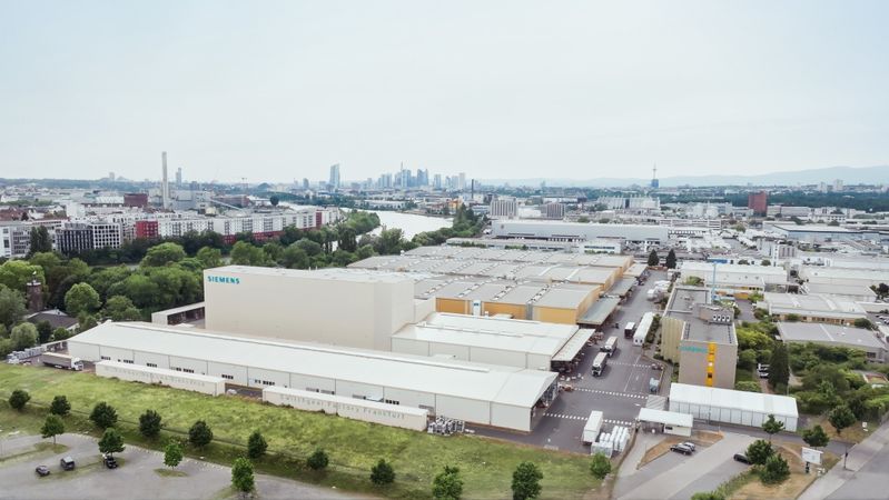Siemens investiert rund 300 Millionen Euro in seine Werke in Frankfurt und Offenbach. Im Bild: Der Standort in Frankfurt-Fechenheim.(Bild:  Siemens)