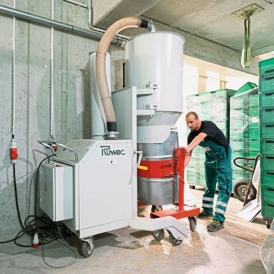 Die höhenverstellbare Abscheideeinheit und die kippbare Transportvorrichtung ermöglichen eine einfache und schnelle Entleerung des 200 l-Sauggutbehälters.(Bild:  Ruwac Industriesauger)