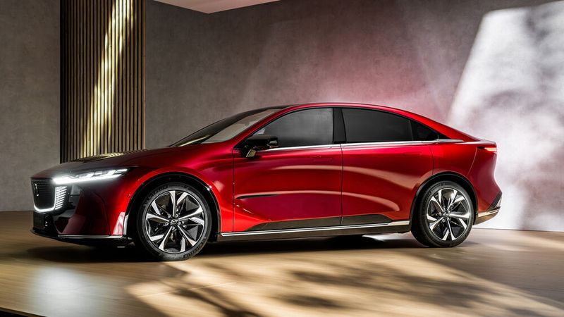 Mazdas Limousine ist gut 4,9 Meter lang, 1,9 Meter breit und knapp 1,5 Meter hoch. Die Dachlinie ist niedrig, das Heck sehr kurz. Mazda hat sich für versenkte Türgriffe entschieden. (Bild: Mazda)