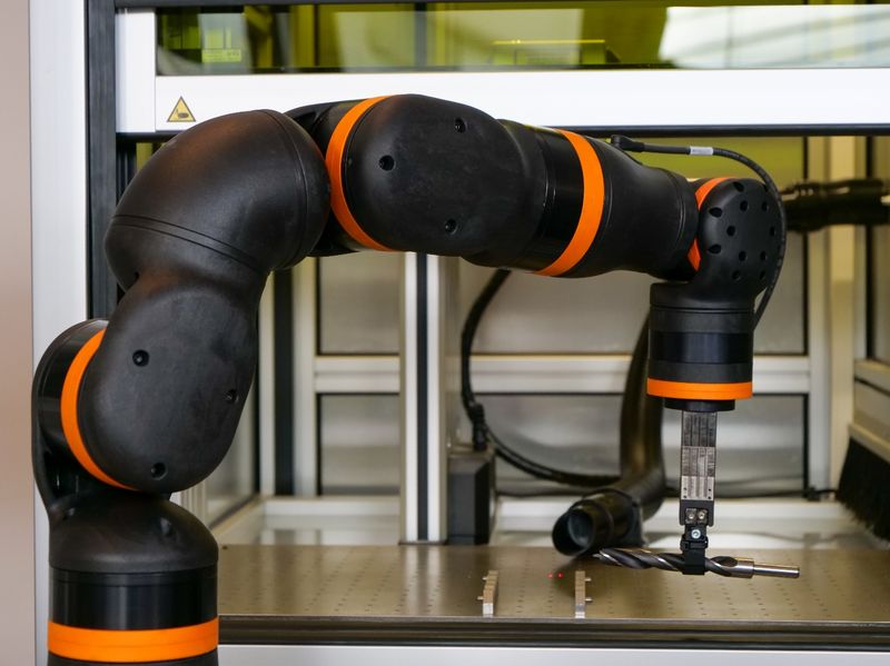 Der kompakte 6-Achs-Cobot Rebel von Igus kann CNC-Maschinen be- und entladen. Hier im Einsatz bei SK Laser.(Bild:  Igus SE & Co. KG)