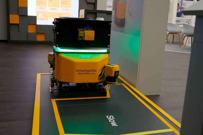 Der Laserscanner von Pilz kann auch an autonom fahrenden Robotern angebracht werden. Erkennt der Scanner jemanden in der Nähe, wird der Roboter automatisch langsamer. Kommt ihm jemand zu nahe, hält er an. Die Laserscanner haben dabei eine Reichweite von etwa 20 Metern.  (Bild: Sandro Kipar)