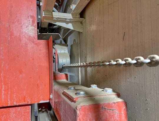 Der Schneidapparat wird auch in Längsrichtung über Tecdos-Omega-Antriebe und TEC-Premiumketten von Rud verfahren. (Bild:  Rud)