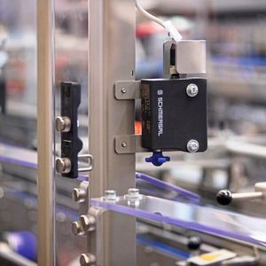 Flexibel einsetzbar und hygienegerecht: Der AZM 300 mit seinem kreuzförmigen Betätiger kann von drei Seiten angefahren werden.(Bild:  Schmersal)