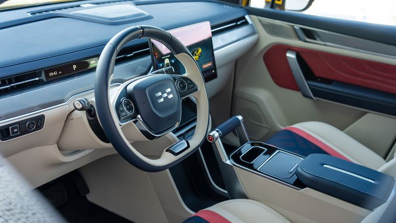 Die Lackfarbe und auch die Farbgebung im Innenraum muss man mögen. (Bild: Aiways)