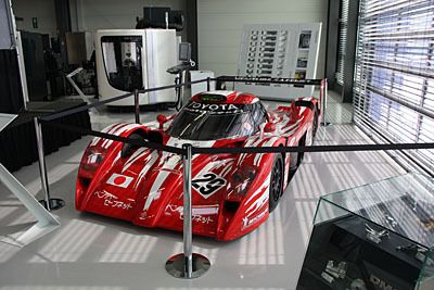 Der Toyota-Rennwagen, rechts eine Auswahl von auf DMG-Maschinen gefertigten Teilen des Fahrzeugs. Als weitere Beispiele für die Präzisionsbearbeitung ... (Archiv: Vogel Business Media)