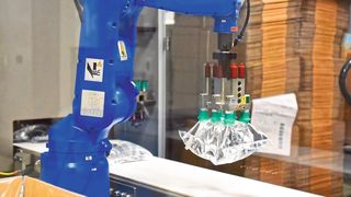 Ohne menschlichen Eingriff: Roboter mit Insulinbeutel.  (©industrieblick, ©kora_ra_123 - stock.adobe.com)