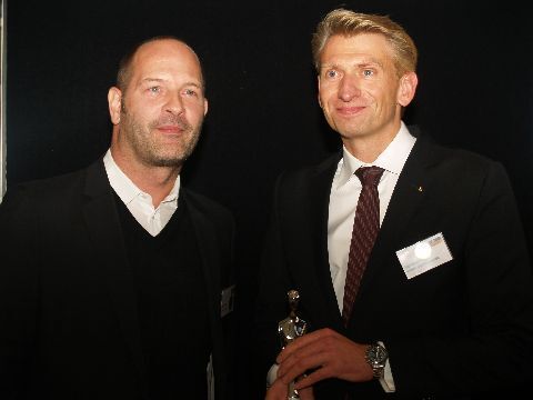 Der Mitsubishi ASX mit seinem 1.8 DI-D-Motor übertrumpfte die Mitbewerber in der Kategorie „Beste Innovation“. Axel Blazejak, Direktor Marketing (re.) erhielt die Carolina ebenfalls von Thomas Weiss. (Archiv: Vogel Business Media)