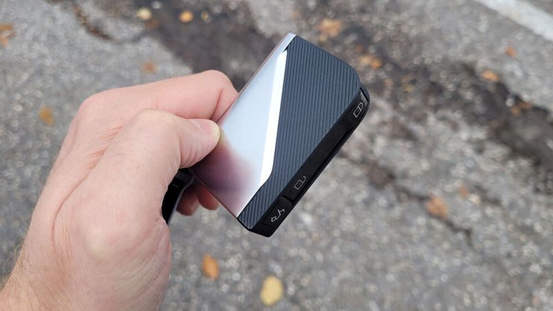 Der futuristisch designte Schlüssel kann die meiste Zeit in der Hosentasche bleiben. (Bild: Wehner)