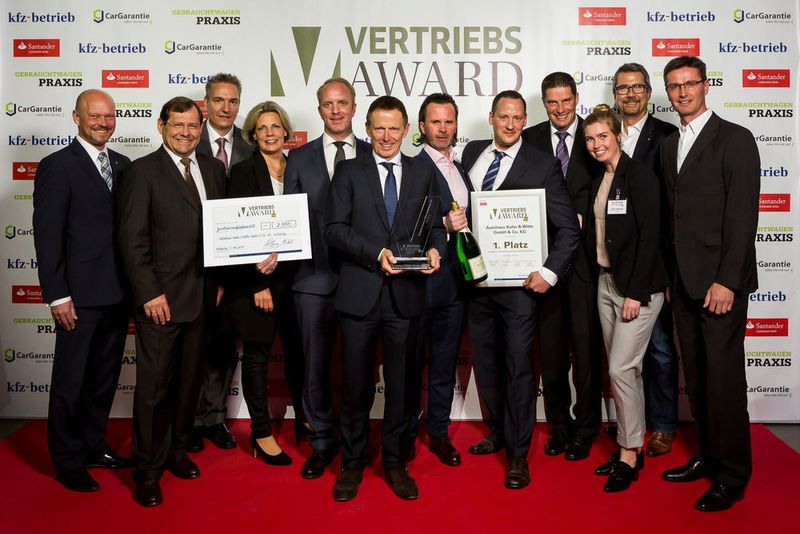 Auf dem Siegertreppchen ganz oben platzierte sich das Autohaus Kuhn & Witte aus Jesteburg (Volkswagen, Audi, Skoda). Als herausragend wertete die Jury eine ganzheitliche Strategie für Ökonomie und Ökologie. Das „Grüne Autohaus“ versteht sich als allumfassender Dienstleister bei allen Fragen zur E-Mobilität.  (Stefan Bausewein)