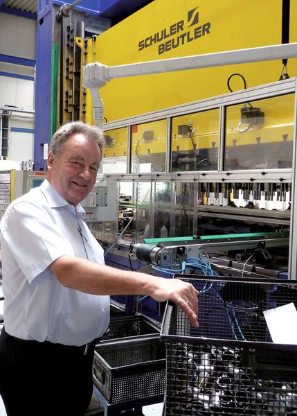 „Unsere Stärke ist die Flexibilität bei hoher Qualität und Zuverlässigkeit. Fest planen können wir als Lohnfertiger nicht“, sagt Josef Hafner, Geschäftsführer der Josef Hafner GmbH & Co. KG Stanz- und Umformtechnik in Wellendingen. Bild: Kuhn (Archiv: Vogel Business Media)