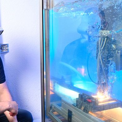 Was da unter Wasser so vor sich hinbrizzelt markiert laut Laser-Zentrum Hannover die ersten Schritte zu einer Möglichkeit, mit der Stahlstrukturen per Roboter und Laser-3D-Druck nebst KI günstiger und komplikationsfreier repariert werden können ... (Bild: LZH)