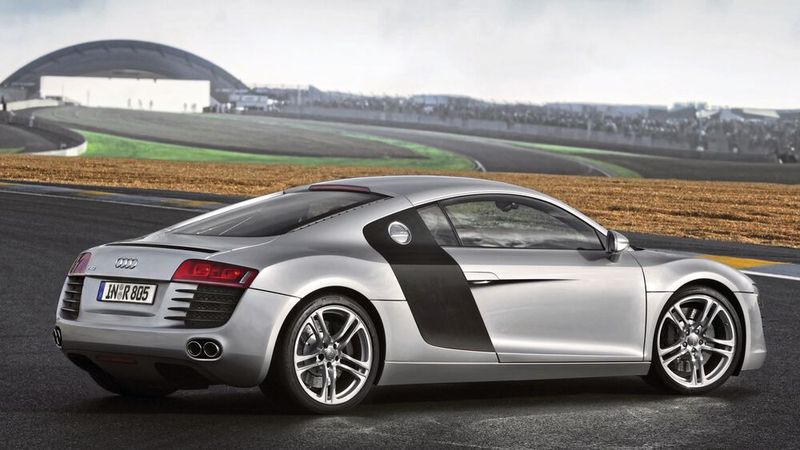 V10-Power in Mittelmotor-Bauweise kennzeichnet das seit 2006 in zwei Generationen gebaute Hypercar Audi R8. Von Herbst 2006 bis Ende 2014 wurden von der ersten Generation insgesamt 26.037 R8 produziert. Einen Nachfolger für die zweite Generation soll es nicht geben. (Bild: Audi AG)